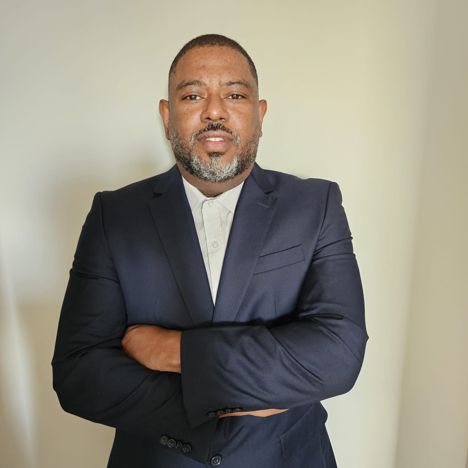 Retrato de Denis J. Santos, fundador da DJSantos Consultoria e Engenharia.